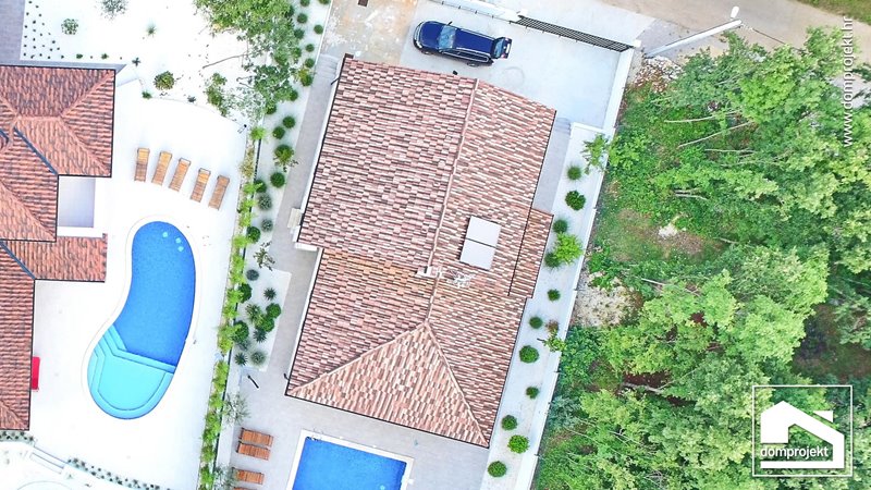 Modernes Fertighaus mit Pool Belavići
