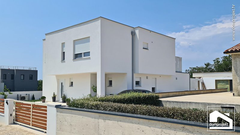 Modernes Fertighaus mit Obergeschoss Galižana