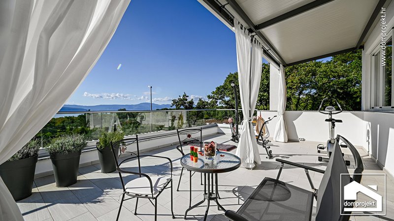Modernes Fertighaus mit Pool Malinska