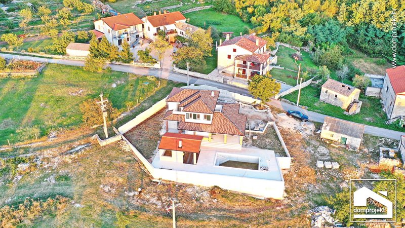 Hochwertiges Fertighaus mit Pool Šorgi