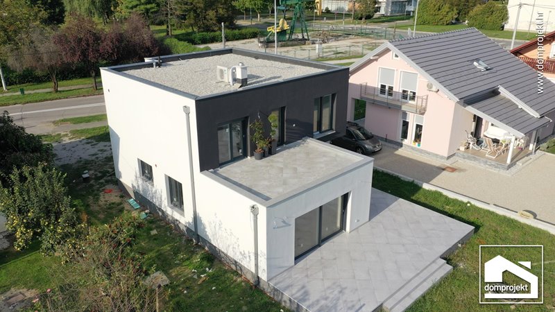 Modernes Fertighaus mit Obergeschoss Ivanić-Grad