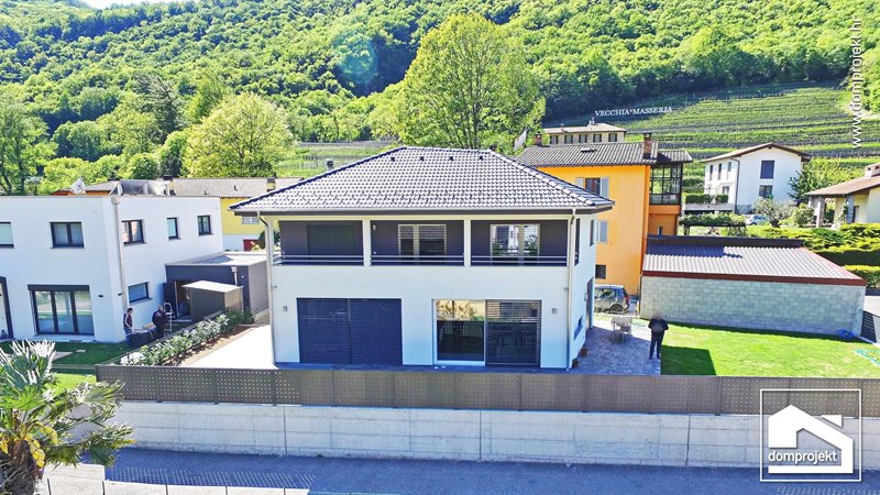 Modernes Fertighaus mit Obergeschoss Riva San Vitale