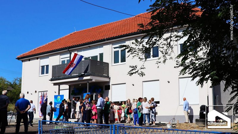 Moderne Schule in Fertigbauweise Nebojan