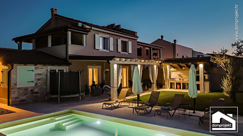 Komfortables Fertighaus mit Pool Bale