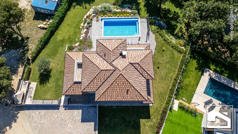 Modernes Fertighaus mit Pool Baderna