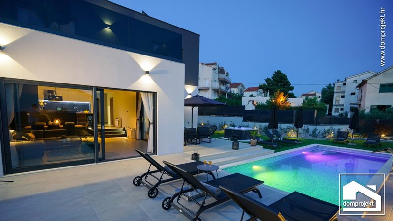 Modernes Fertighaus mit Pool Brodarica