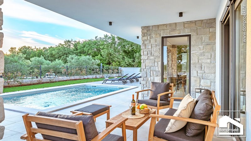 Modernes Fertighaus mit Pool Buje