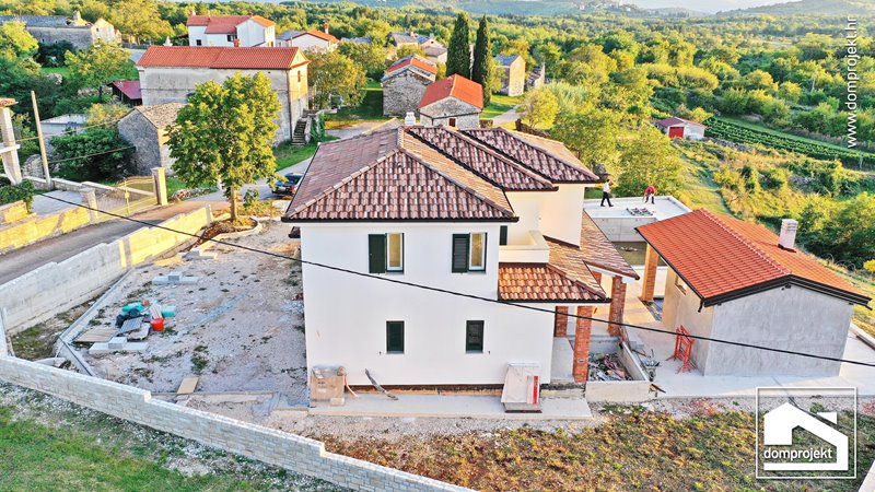 Modernes Fertighaus mit Pool Šorgi
