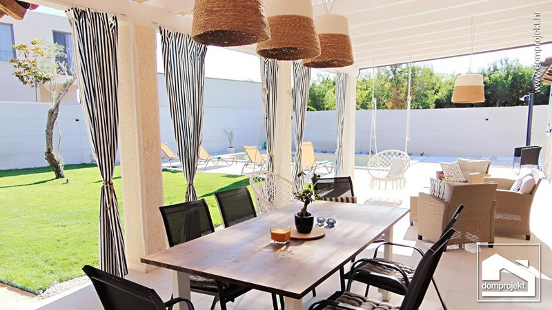 Modernes Fertighaus mit Pool Bale