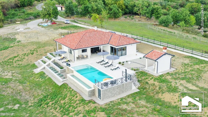 Energieeffizientes Fertighaus mit Pool Hum