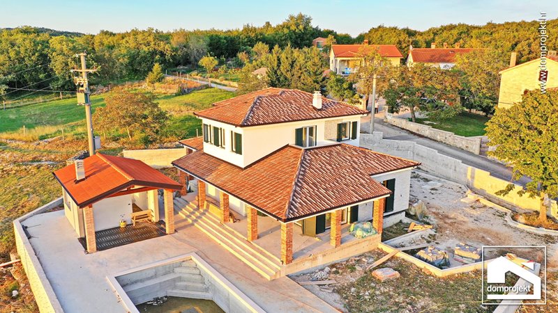 Energieeffizientes Fertighaus mit Pool Šorgi