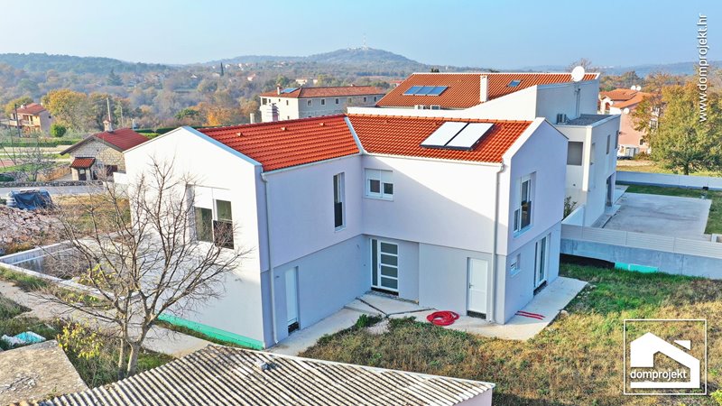 Modernes Fertighaus mit Obergeschoss Sošići