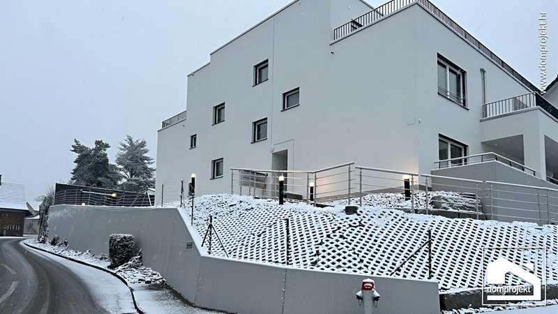 Modernes Wohngebäude in Fertigbauweise Reinach