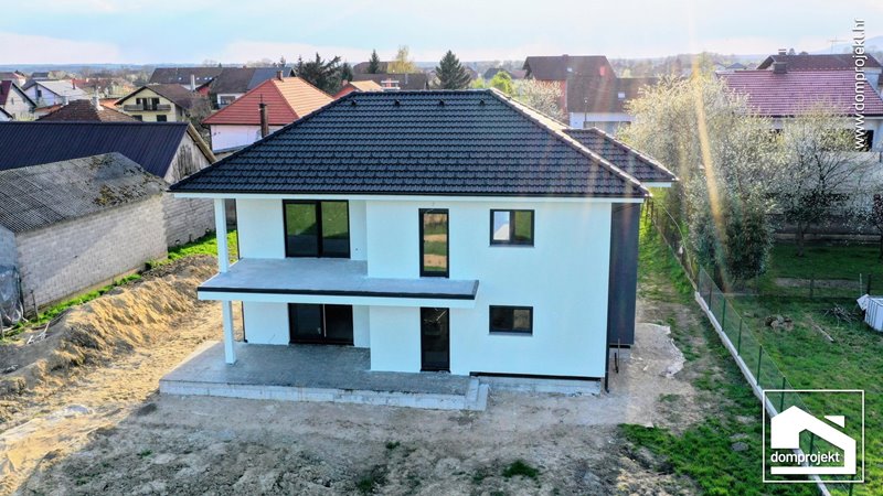 Energieeffizientes Fertighaus mit Obergeschoss Brezovica